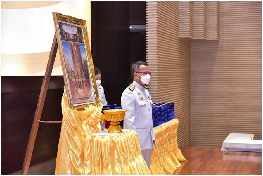 กรมบังคับคดี เข้าร่วมพิธีรับพระราชทานเครื่องราชอิสริยาภรณ์ชั้นสายสะพาย ประจำปี 2564 หน้าพระบรมฉายาลักษณ์พระบาทสมเด็จพระเจ้าอยู่หัว